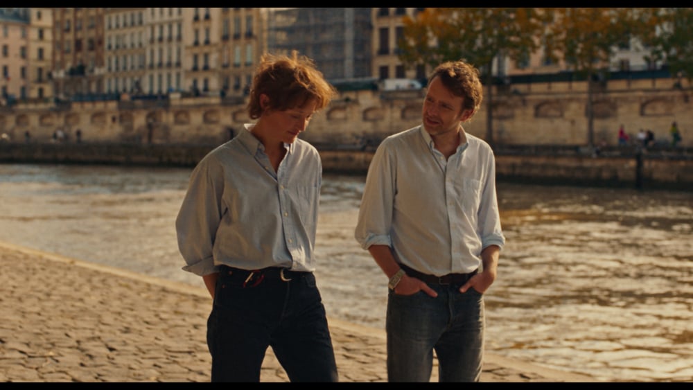 Vicky Krieps et Antoine Reinartz sur les quais d'un cours d'eau dans le film Love Me Tender (2025).