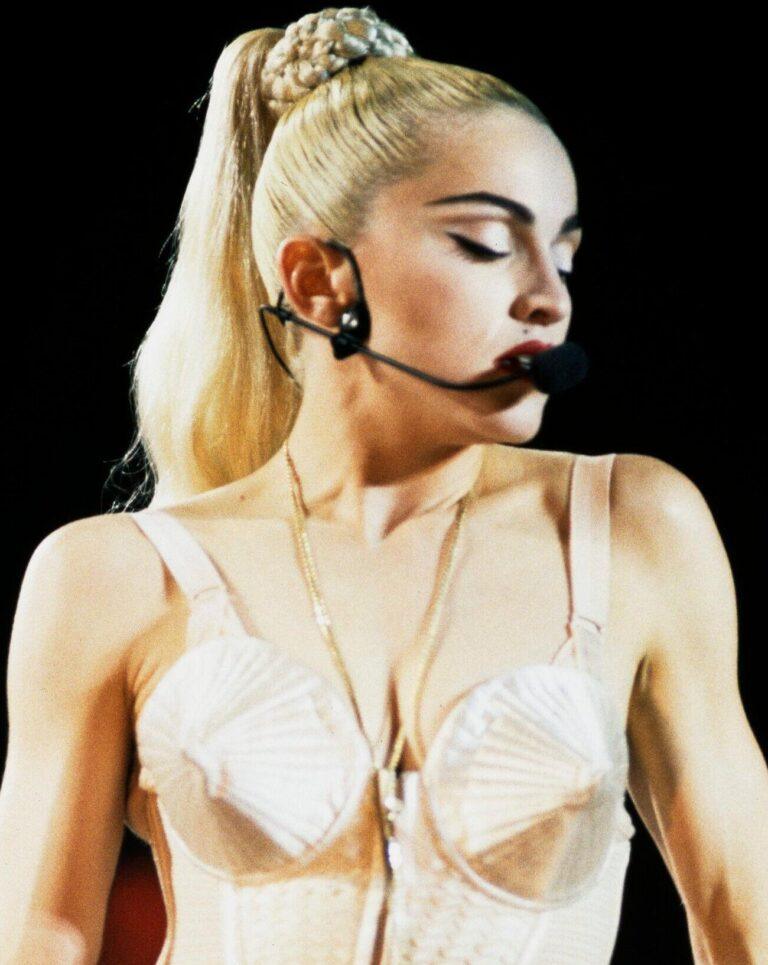 Madonna sur scène en corset.