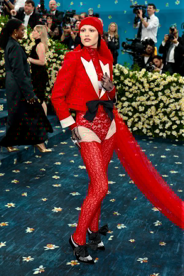 amelia gray en ensemble en dentelle rouge maison valentino et bijoux pasquale bruni au met gala 2025