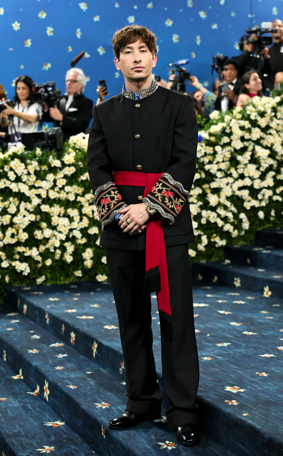 barry keoghan en costume maison valentino et bijoux david yurman au met gala 2025