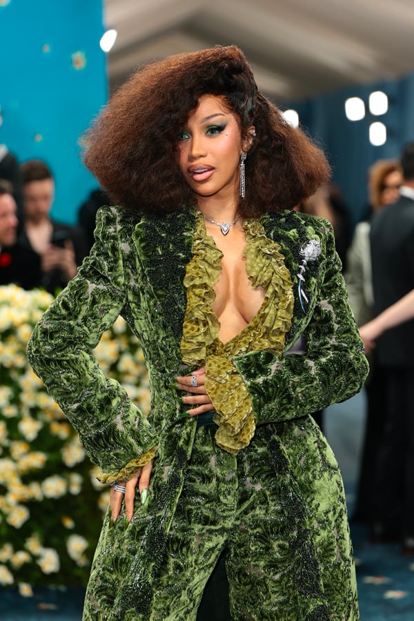 cardi b en ensemble burberry et bijoux messika au met gala 2025