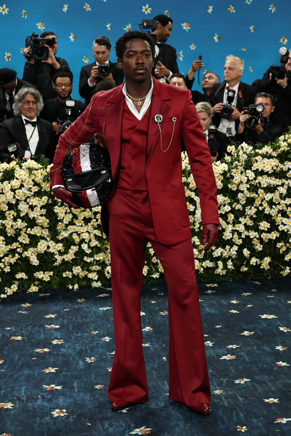 damson idris en costume rouge tommy hilfiger au met gala 2025