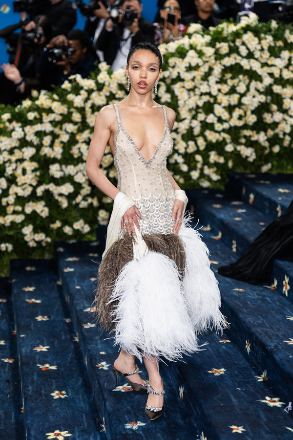 fka twigs en robe à plumes wales bonner 