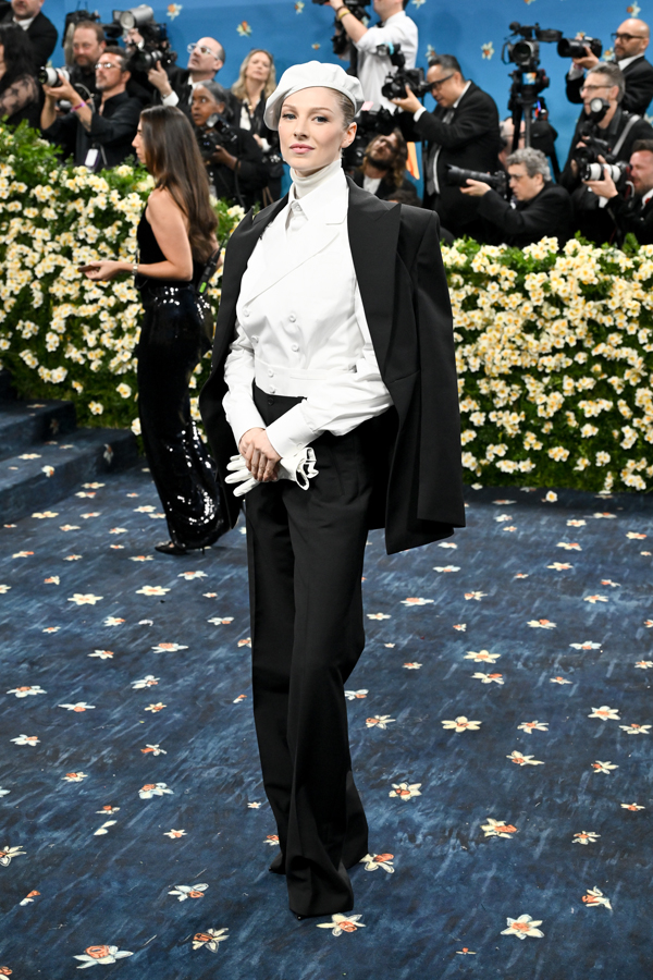 hunter schafer en costume prada au met gala 2025
