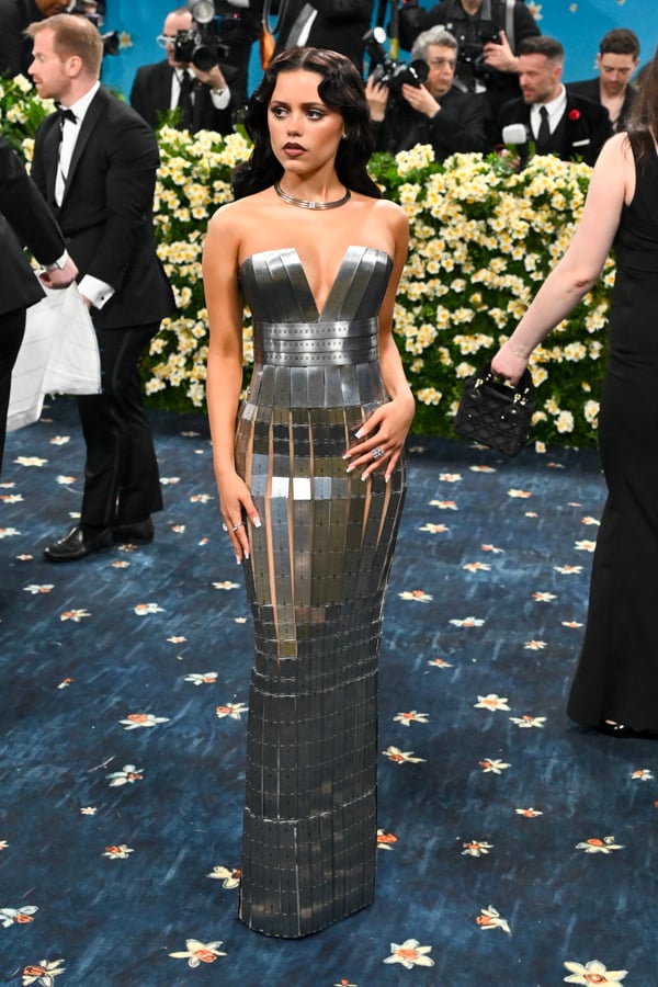 jenna ortega en robe balmain au met gala 2025