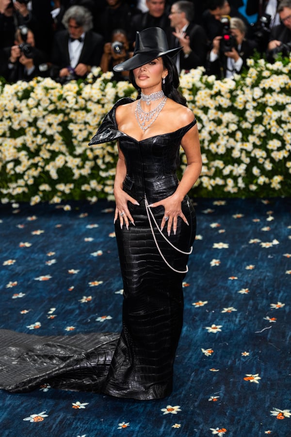 kim kardashian en robe chrome hearts et bijoux boucheron