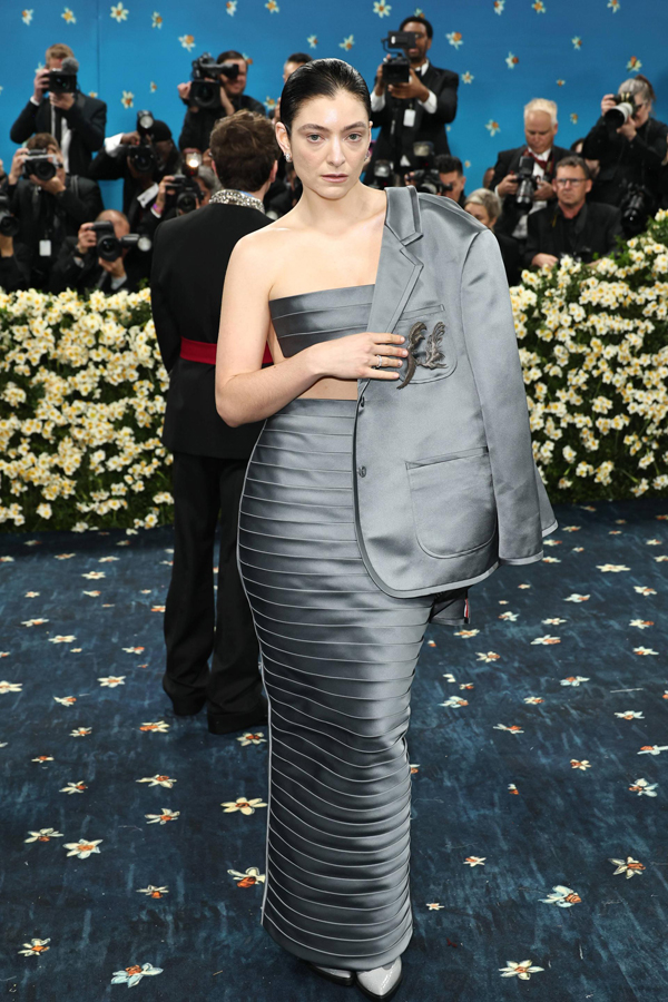 lorde en robe et veste thom browne au met gala 2025