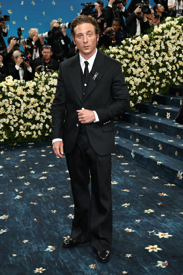 jeremy allen white en costume louis vuitton et montre jaeger lecoultre