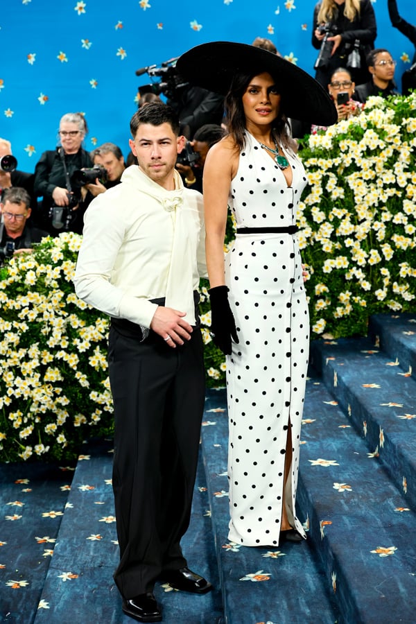 nick jonas en christian louboutin et tiffany & co et priyanka chopra jonas en robe balmain au met gala 2025