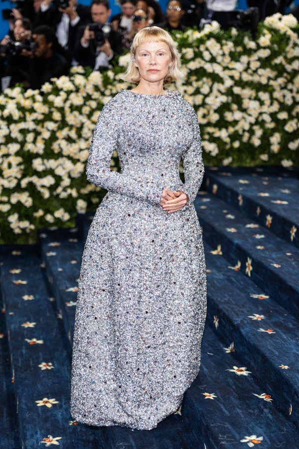 pamela anderson en robe tory burch 