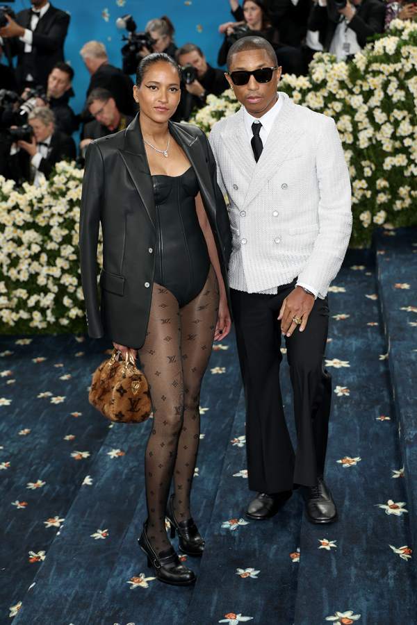pharell williams en tailleur Louis Vuitton et sa femme au Met Gala 2025
