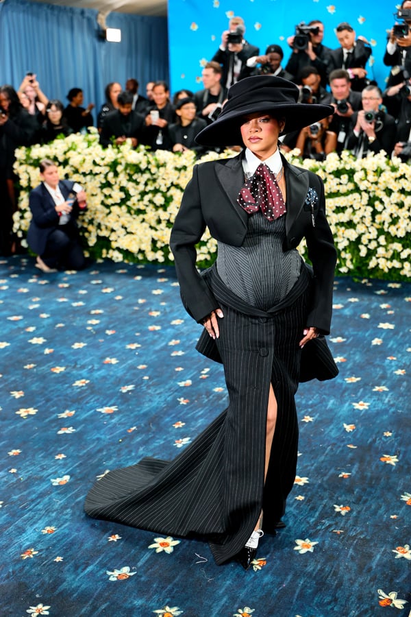 rihanna en ensemble marc jacobs au met gala 2025