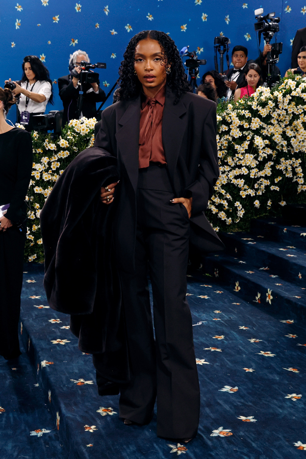 yara shahidi en costume fear of god et chaussures christian louboutin au met gala 2025