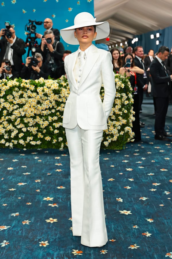 zendaya en costume blanc louis vuitton et chaussures jimmy choo au met gala 2025