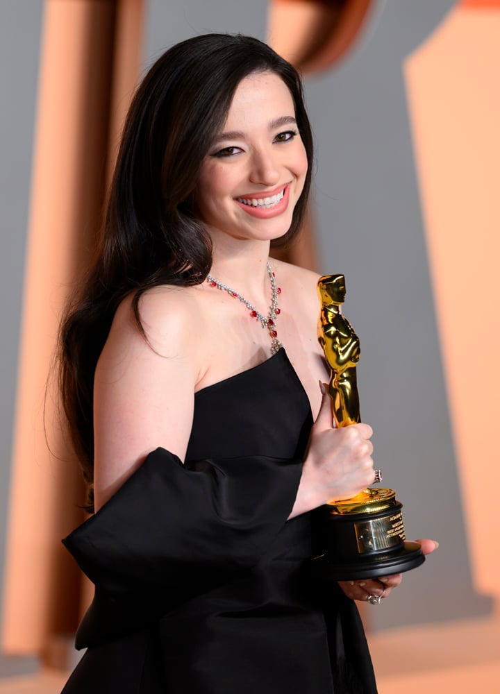 À l'affiche du film Reptilia, l'actrice Mikey Madison prend la pause sur un photocall, son Oscar en main.