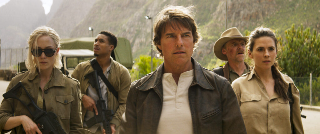 Tom Cruise, Pom Klementieff, Greg Tarzan Davis, Simon Pegg et Hayley Atwell vêtus de tenues militaires avec des armes dans le film Mission : Impossible - The Final Reckoning.