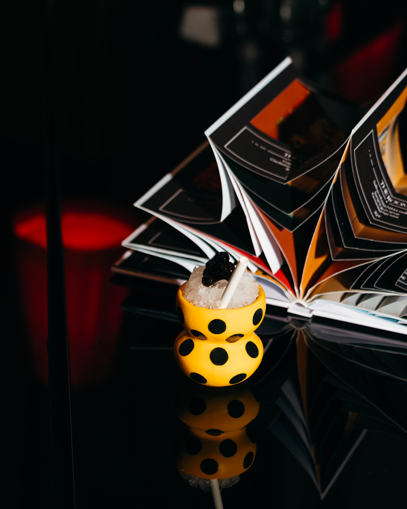 Un cocktail servi au Bar Long de l'hôtel Le Royal Monceau - Raffles Paris