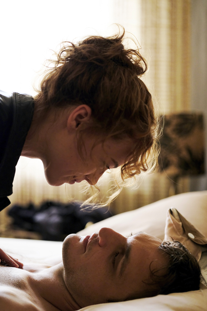 Photo de Paula Beer et Franz Rogowski enlacés dans un lit dans le film Ondine (2020) de Christian Petzold.