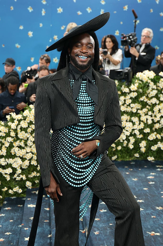 shaboozey en costume robert wun et bijoux david yurman au met gala 2025