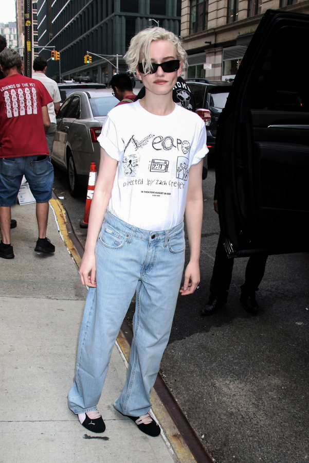 julia garner en ballerines puma