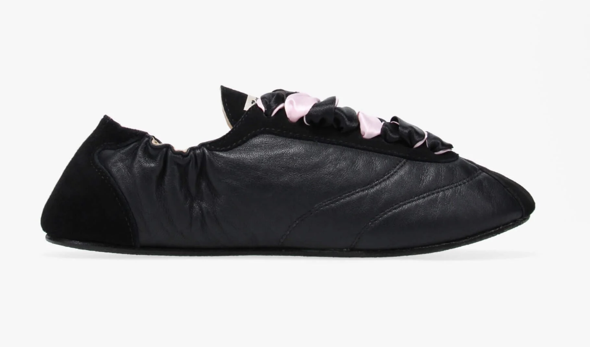 sneakerina repetto en cuir noir et rubans roses
