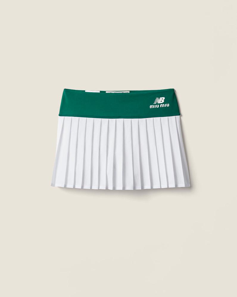Mini-jupe plissée vert et blanche, 740€, Miu Miu.