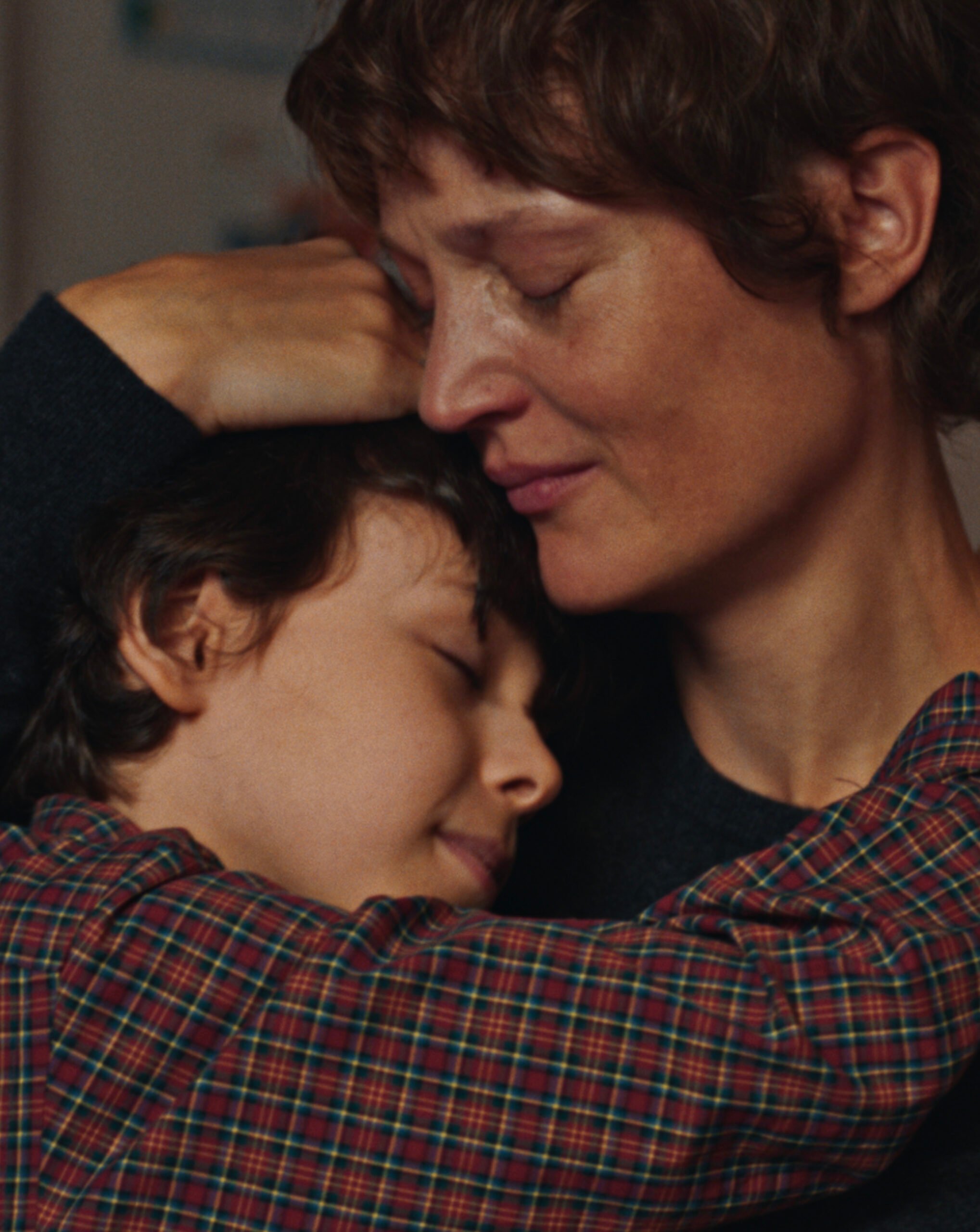 Vicky Krieps et Viggo Ferreira-Redier se prennent dans les bras dans le film Love Me Tender (2025).