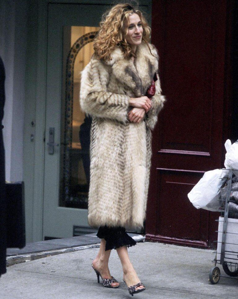 sarah jessica parker dans sex and the city fur coat et mules léopard