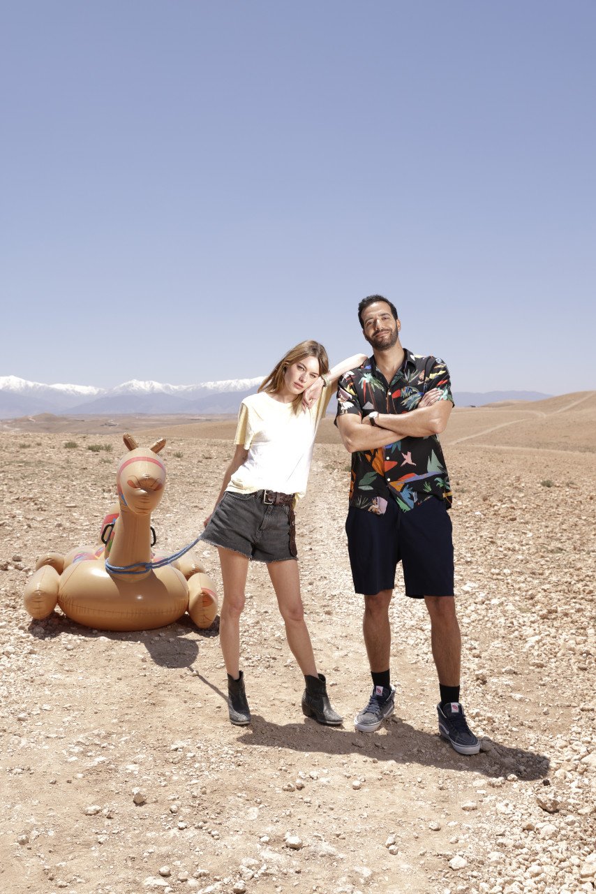 Camille Rowe et Tarek Boudali dans Un mariage sans fin (2025) © Sifeddine El Amine/Prime Video.