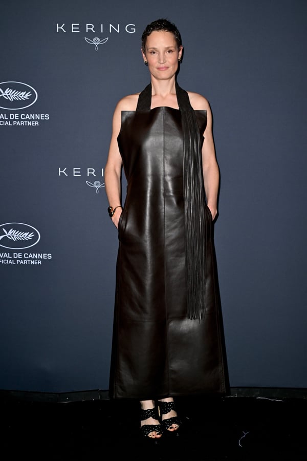 vicky krieps en robe en cuir bottega veneta au diner women in motion par kering au festival de cannes 2025