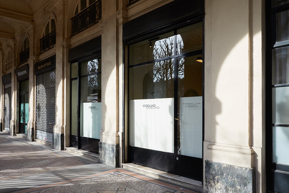 devanture du salon Très confidentieldans le jardin du Palais Royal
