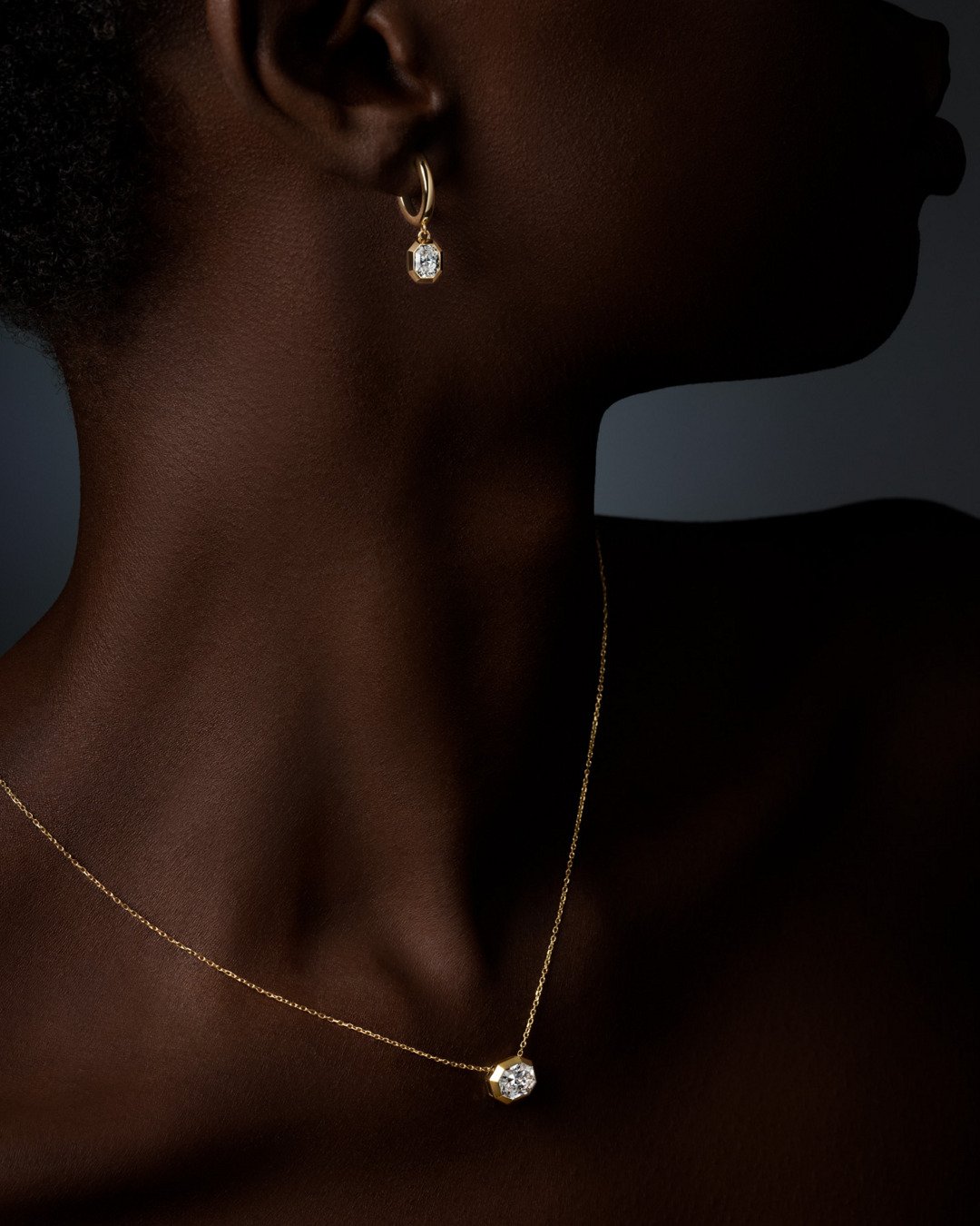 boucle d'oreille et collier en or et diamants synthétiques de la collection octagon swarovski 2025