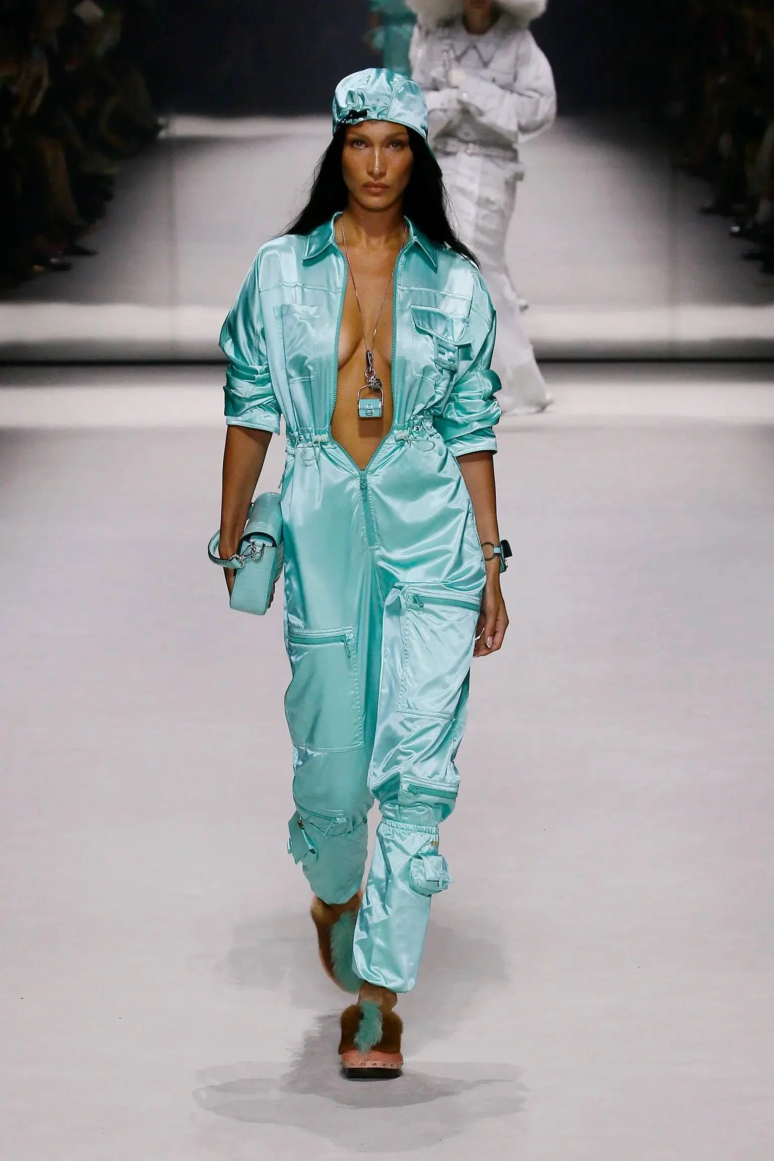 Bella Hadid au défilé Fendi Resort 2023