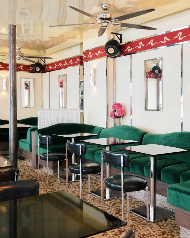 Intérieur du restaurant Le cornichon à Goncourt, Paris.