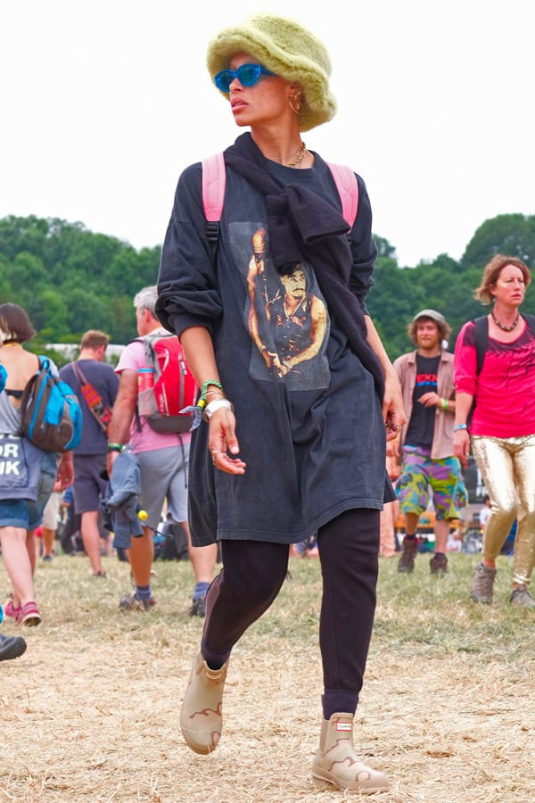 Adwoa Aboah en t-shirt, bob, lunettes de soleil et bottines de pluie à glastonbury