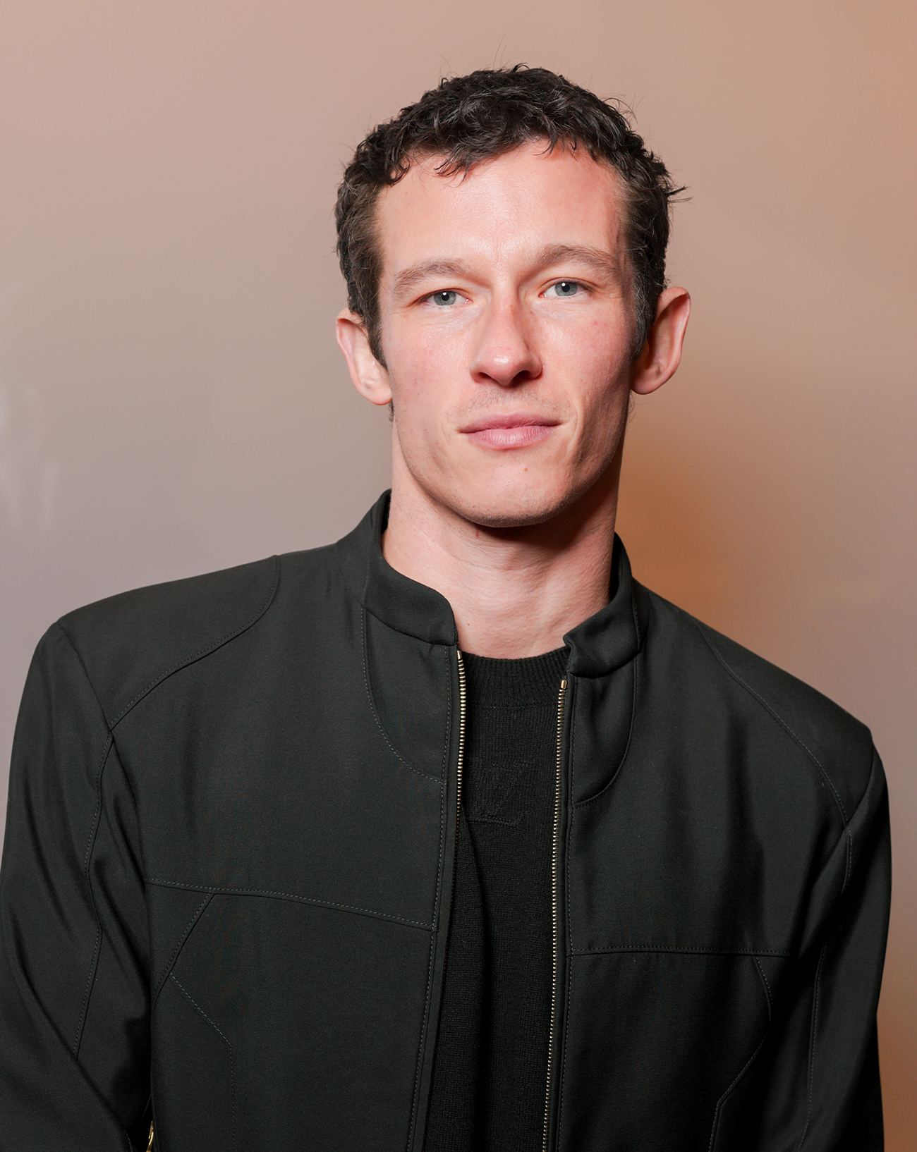 Callum Turner au défilé Louis Vuitton homme automne-hiver 2025 © Swan Gallet/WWD via Getty Images.