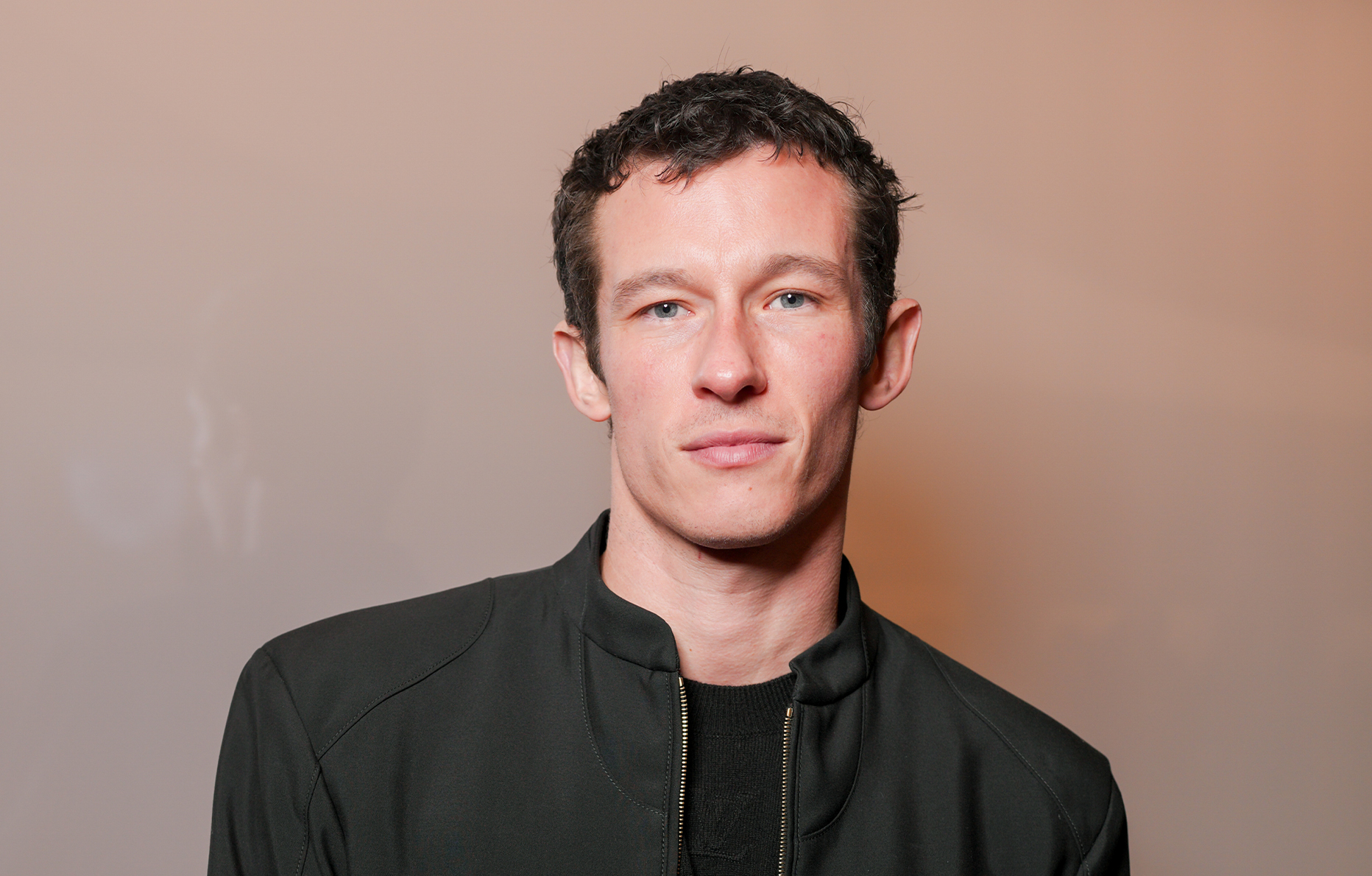 Callum Turner au défilé Louis Vuitton homme automne-hiver 2025 © Swan Gallet/WWD via Getty Images.
