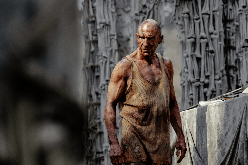 Ralph Fiennes dans 28 Years Later (2025). Sony Company.