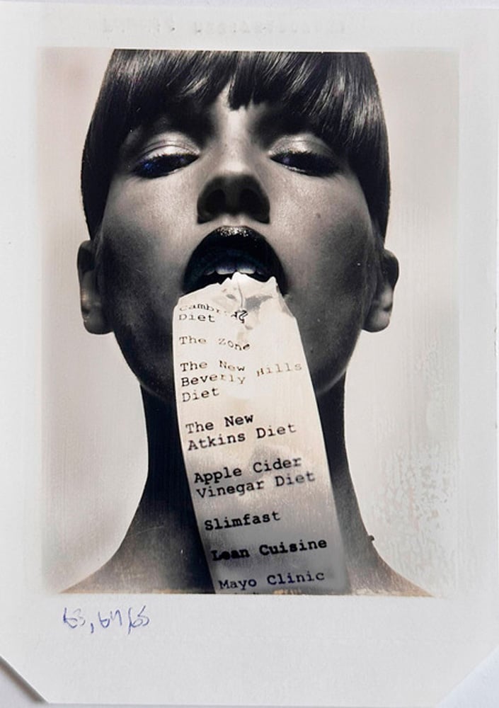photo La mannequin avec du papier dans la bouche de Donna Trope