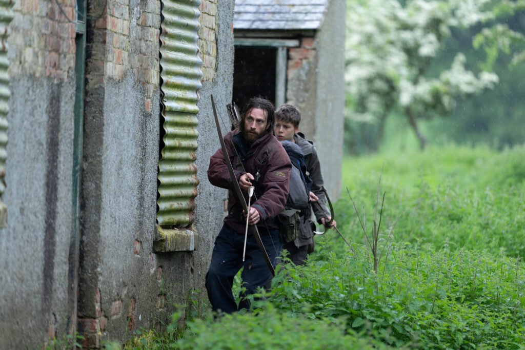 Aaron Taylor-Johnson et Alfie Williams dans 28 Years Later (2025). Sony Company.