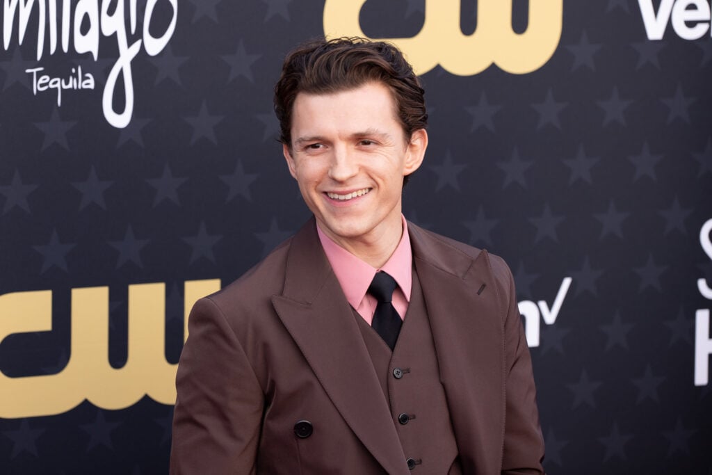 L'acteur Tom Holland, pressenti pour le rôle de James Bond, assiste à la 29e cérémonie des Critics Choice Awards au Barker Hangar, le 14 janvier 2024, à Santa Monica, Californie.