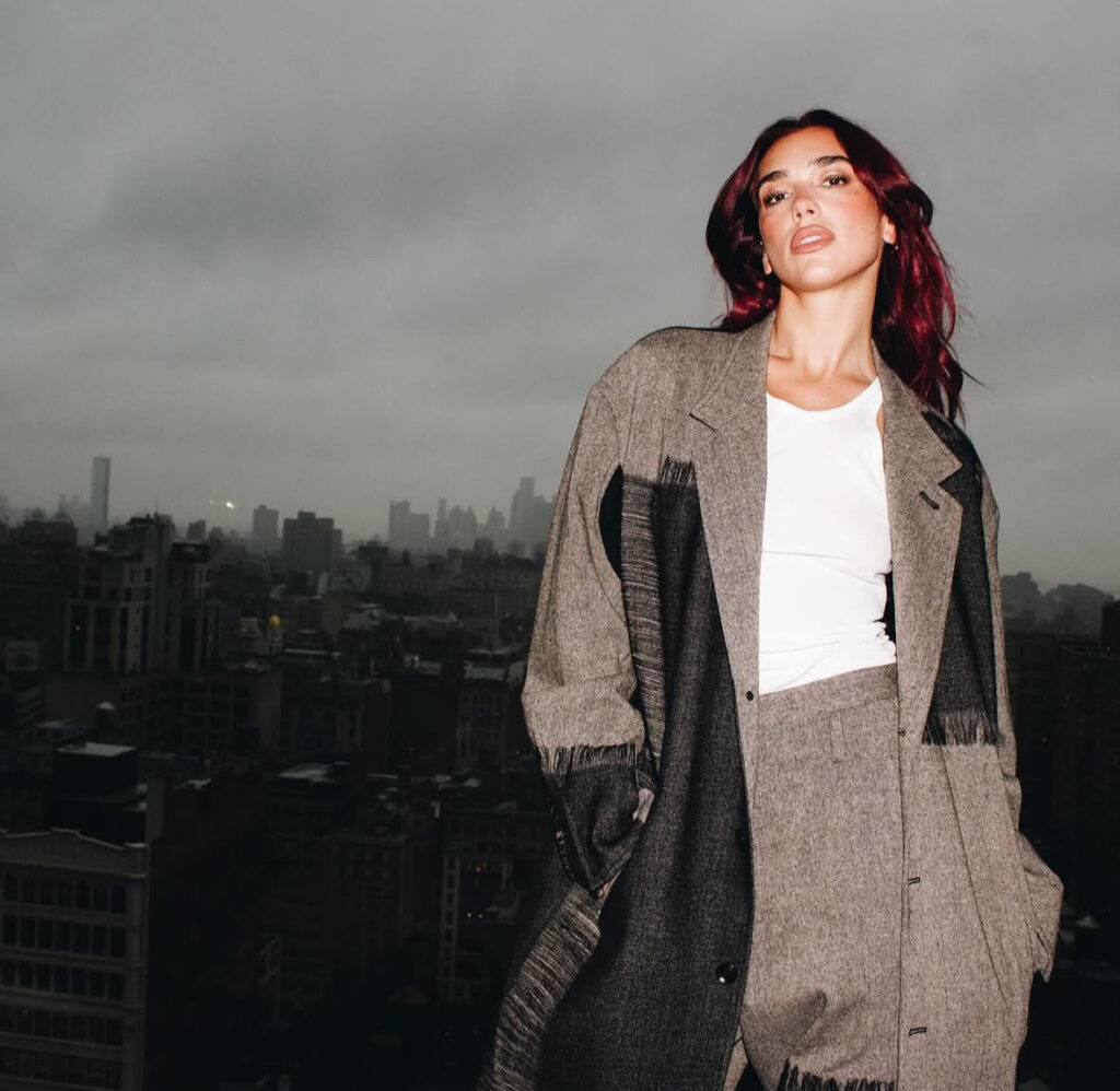 Dua Lipa en Yohji Yamamoto en 2024 © Instagram.