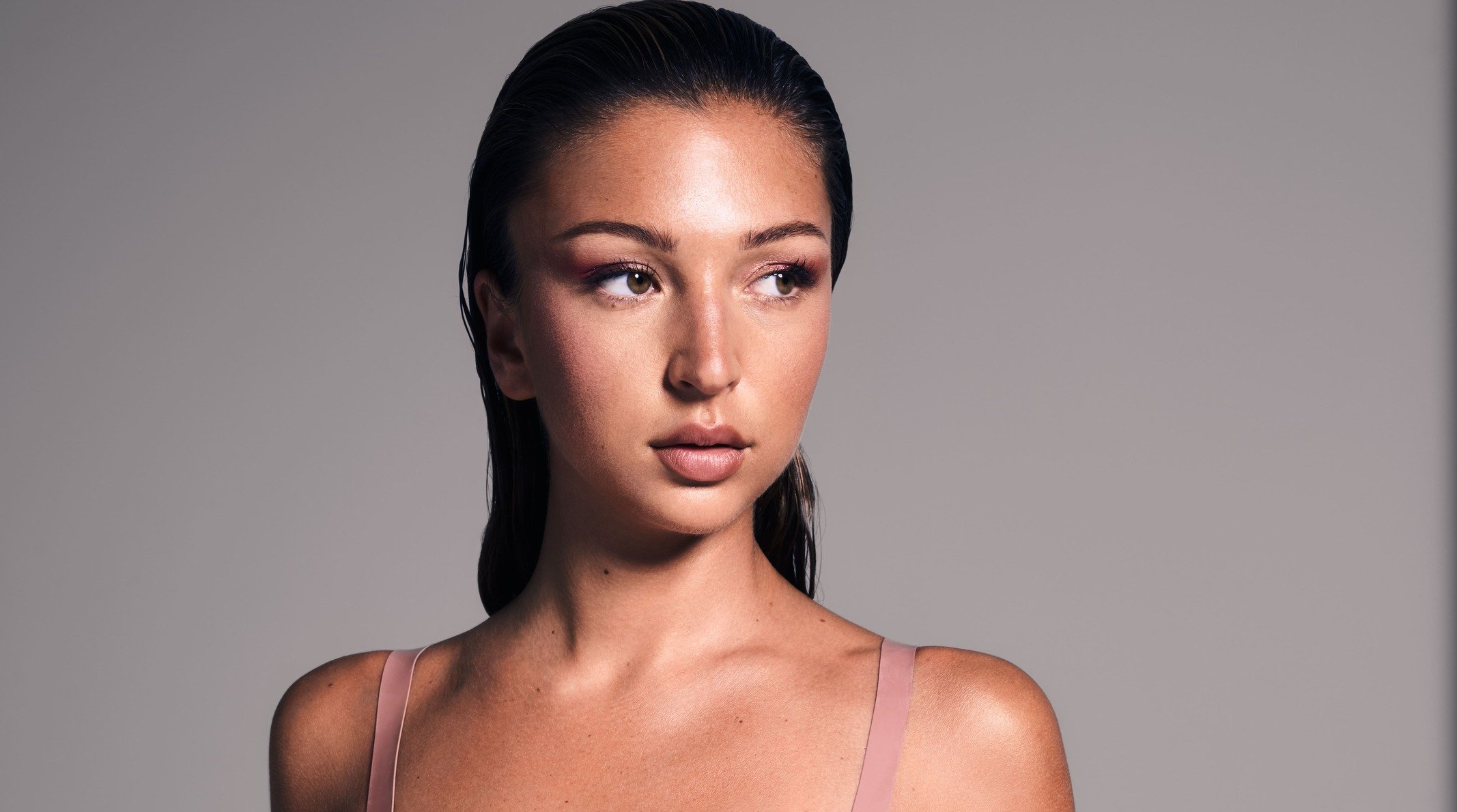 Portrait d'Eva avec un make up glow réalisé avec L'Oréal Paris.