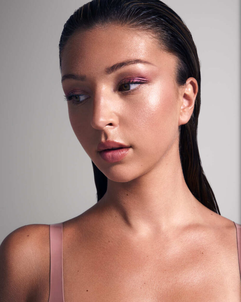 Eva photographiée pour Numéro.com avec un make up glow L'Oréal Paris.