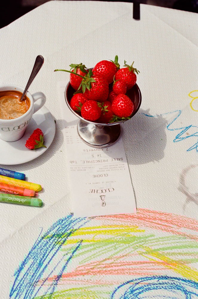 Fraise et café de la brasserie CLoche aux Halles à Paris.