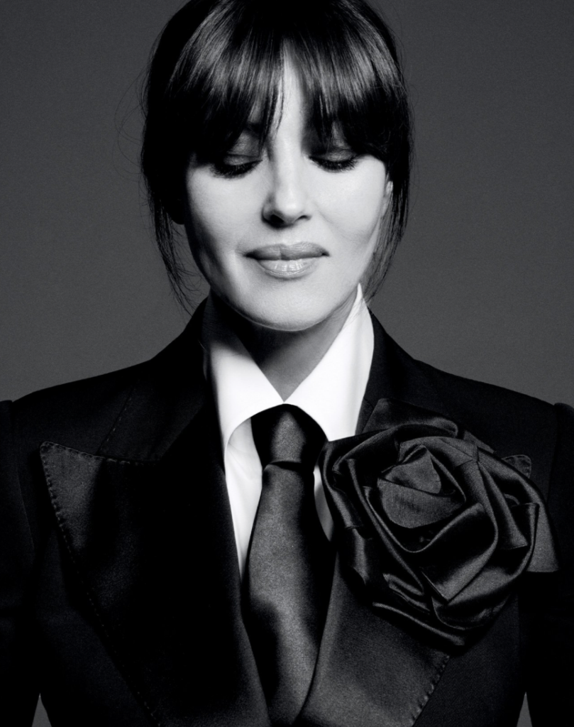 Monica Bellucci par Jean-Baptiste Mondino. Vêtements, DOLCE & GABBANA. Coiffure : John Nollet. Maquillage : Letizia Carnevale. Stylisme : Irina Marie assistée de Fernando Damanesco.