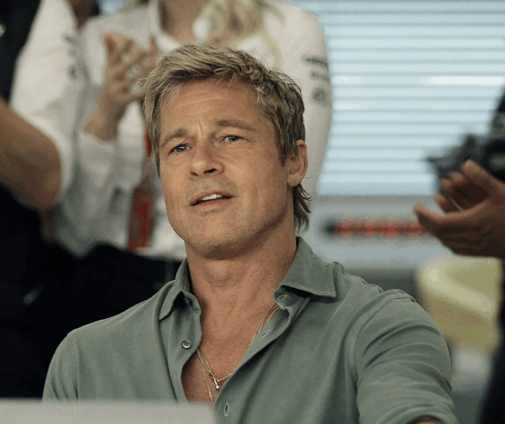 Brad Pitt dans le film F1 (2025) © Warner Bros.