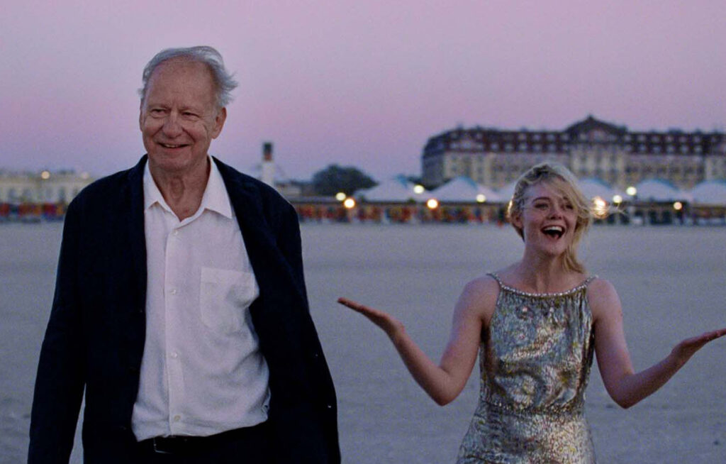 Elle Fanning et Stellan Skarsgård dans le film Valeur Sentimentale (2025) © Kasper Tuxen.
