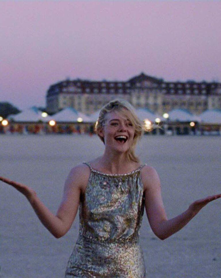 Elle Fanning et Stellan Skarsgård dans le film Valeur Sentimentale (2025) © Kasper Tuxen.