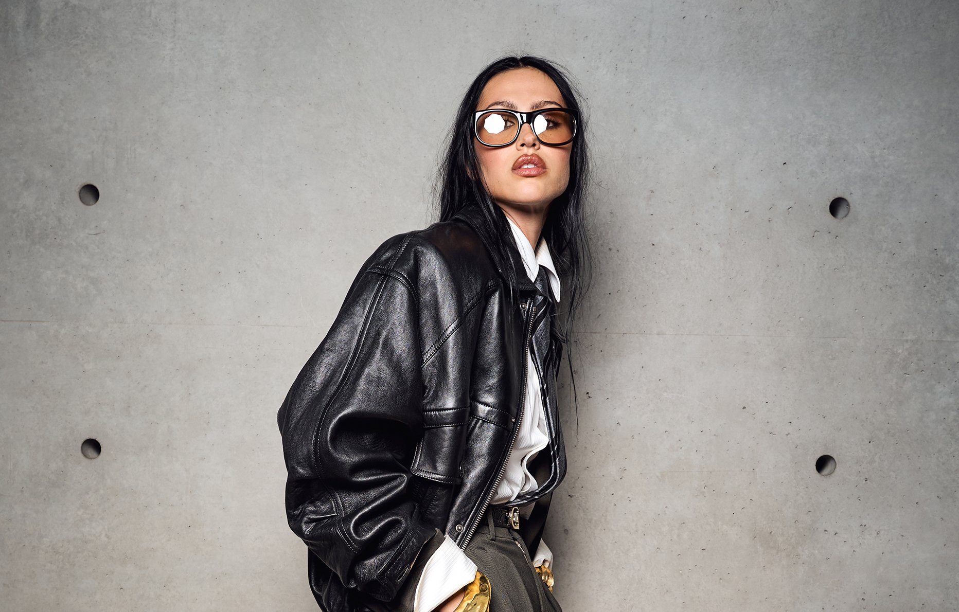 Amelia Gray au défilé saint laurent homme juin 2025